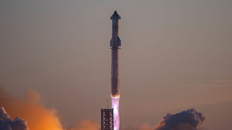 Starship's successful liftoff during its second test flight