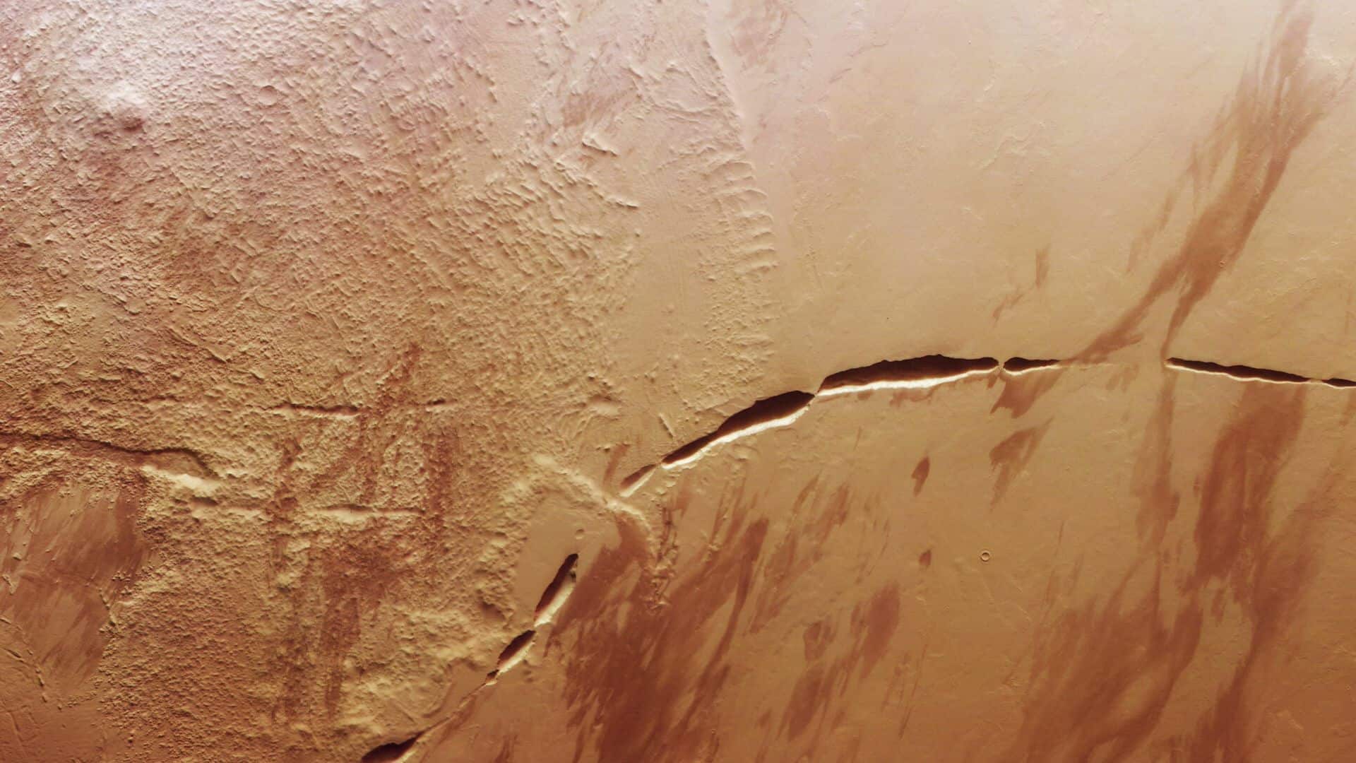 ESA's Mars Express captures Aganippe Fossa, a fascinating groove on Mars